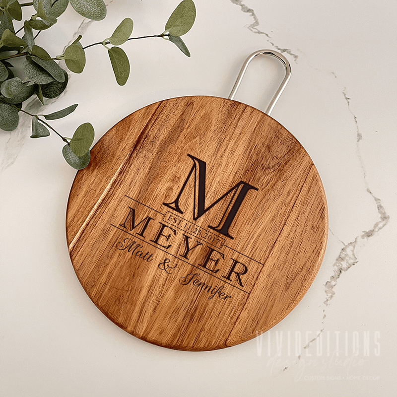 Round Acacia Wood Board w/ Metal Handle Cutting Board - VividEditions